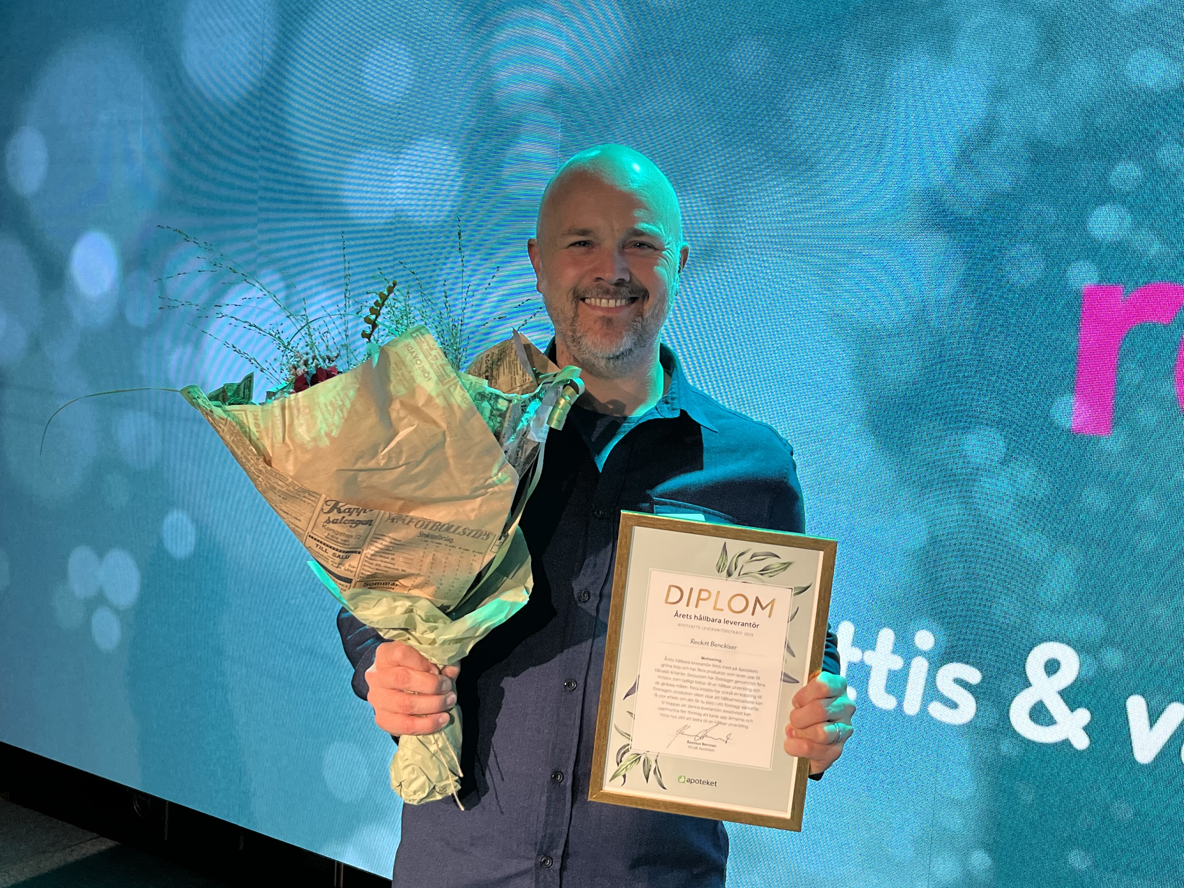 En man som representerar vinnaren av utmärkelsen Årets Hållbara leverantör 