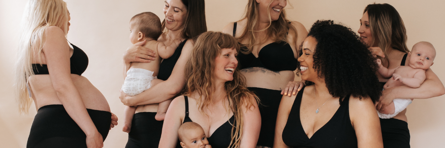 En samling gravida och nyblivna mammor med bebisar som skrattar och umgås.