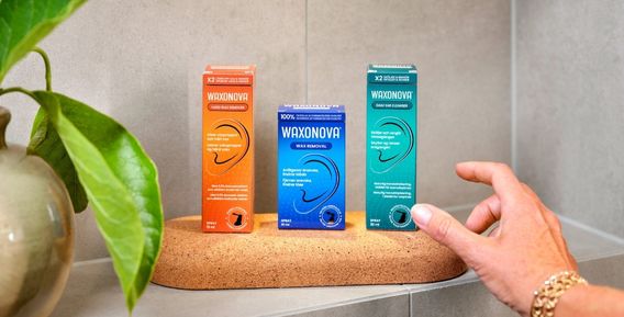 Waxonova produkter placerade på en badrumshylla.