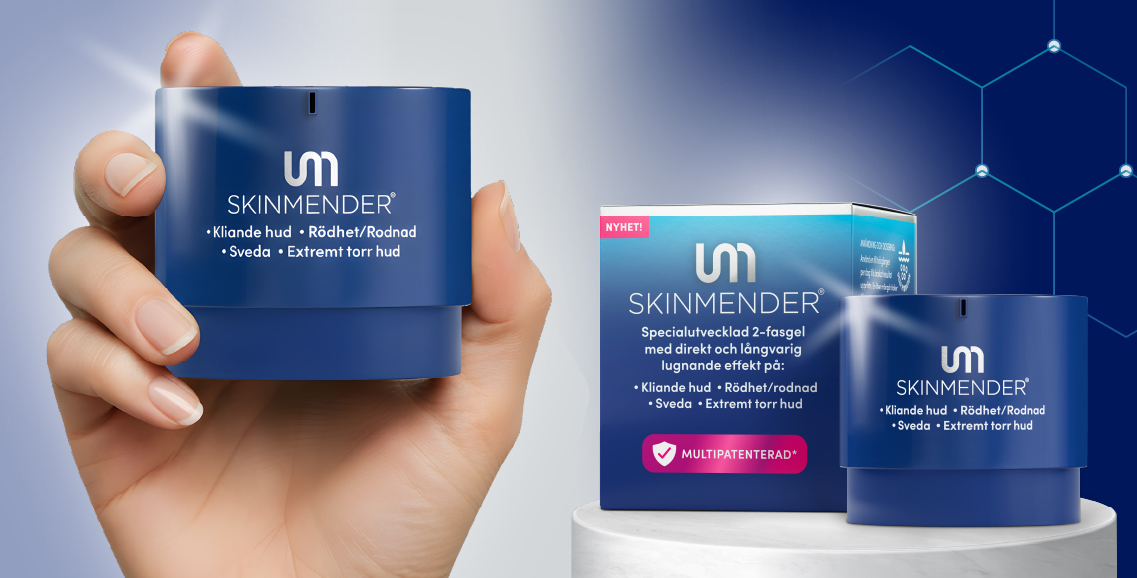 Hand som håller en blå burk Skinmender. På förpackningen står bland annat ‘Kliande hud, Rodhet/rodnad, Sveda, Extremt torr hud’ och en etikett ‘Multipatenterad’